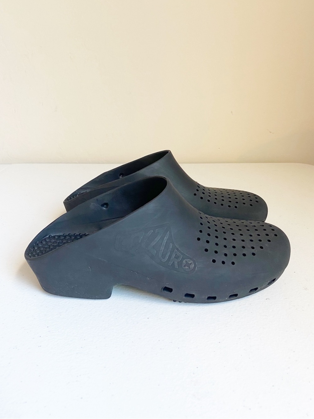 Calzuro Classic Clogs with Holes in Black Size 5-5.5